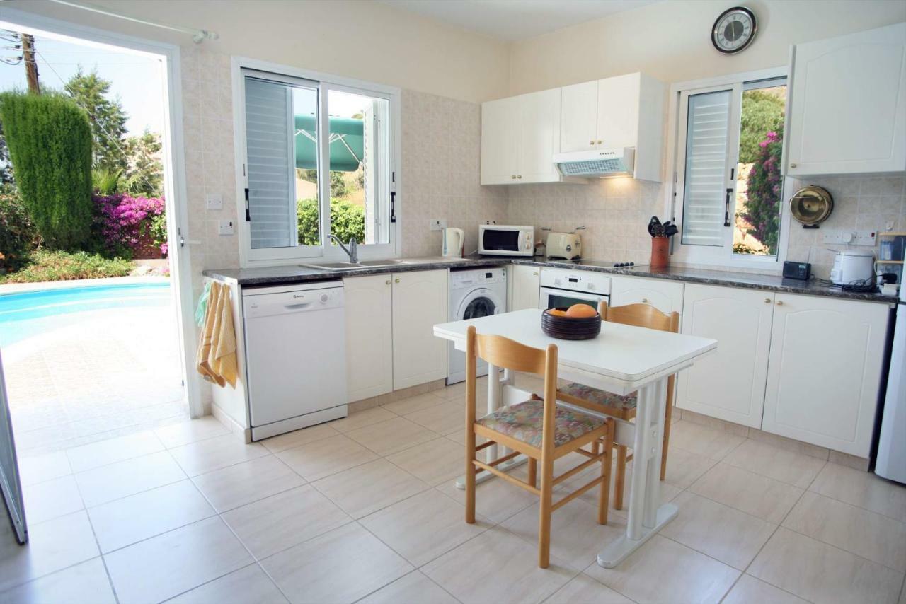 Villa Alicia With Priv Pool, Beautiful Garden And Shady Veranda- 5 Min To The Beach Peyia Buitenkant foto